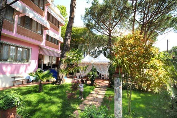 Hotel Manuela Cinquale Buitenkant foto